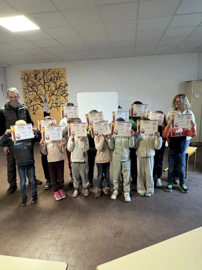 Participants à une formation avec leurs attestations
