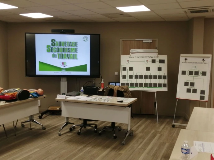 Salle préparée pour une formation MAC SST
