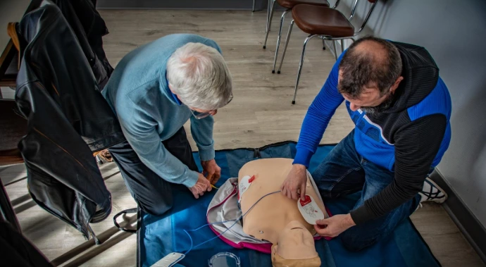Exercice pratique de premiers secours lors d’une formation